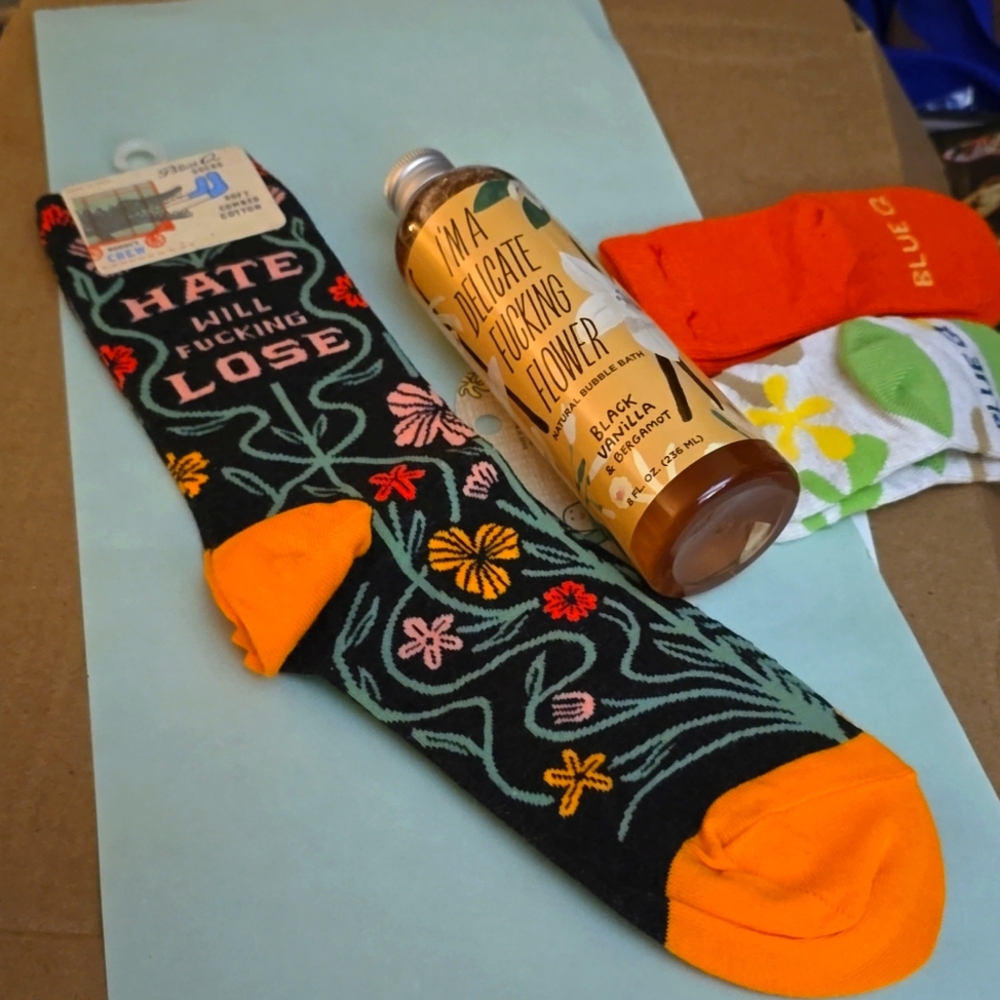 Blue Q Hate will F-ing Lose women's Socks + f-ing flower Vanilla Bubblebath